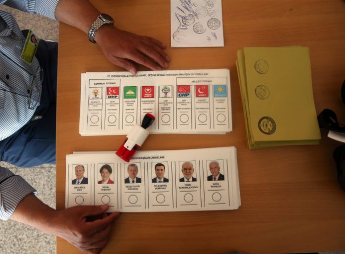 Citizens refusing to take AKP election brochures blacklisted: report 2