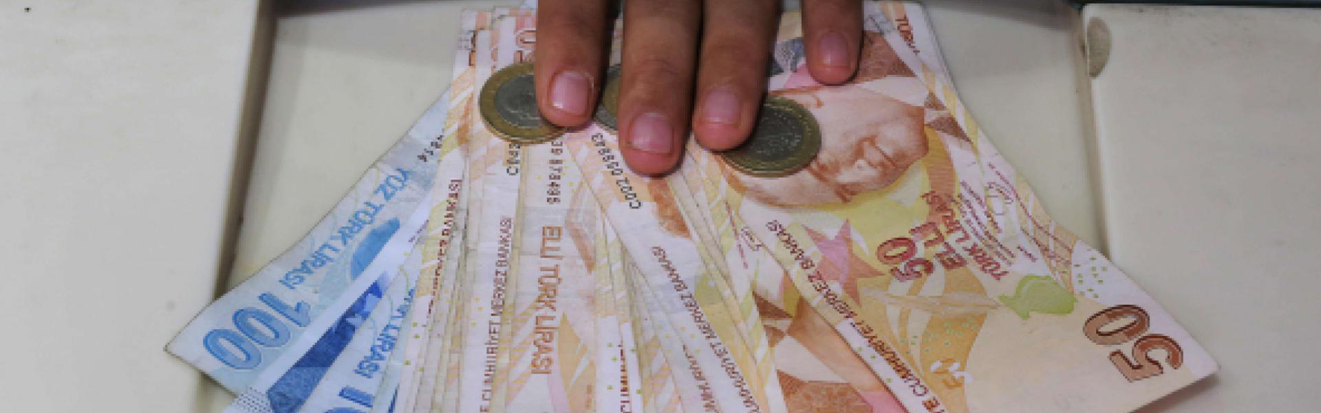 Turkey's banking watchdog sets deposit ratio to boost loans 83