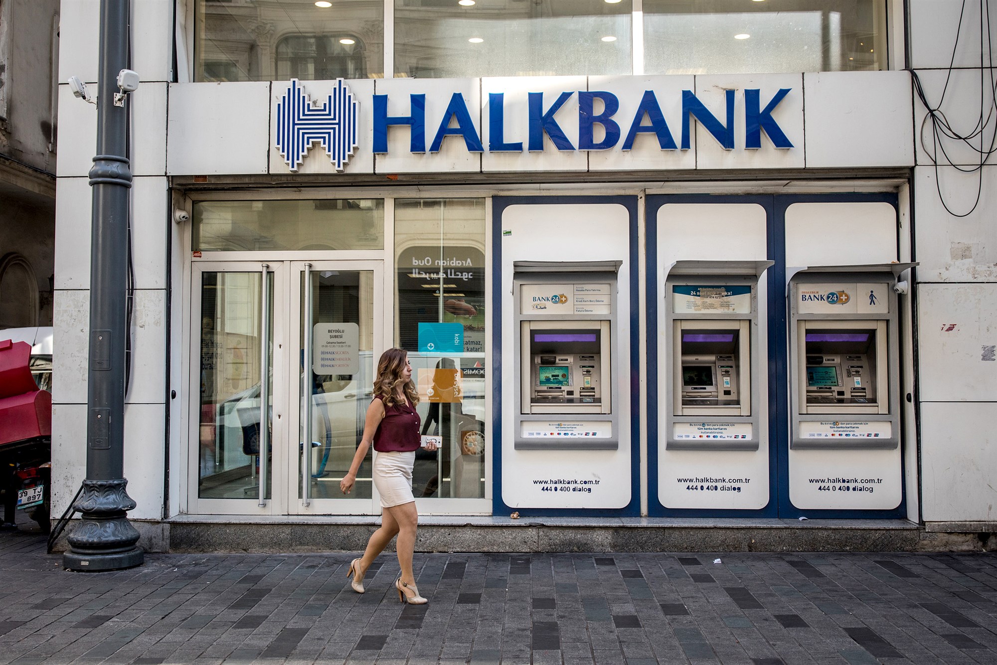 Controversial Halkbank commercial raises questions of profiteering on Turkish lira 1