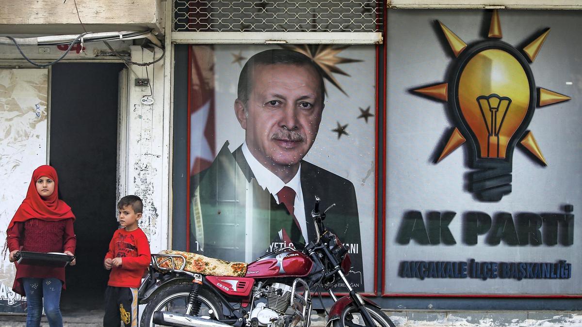 Isolated Erdogan: nearly a million party members walk out on ruling Turkish party 1