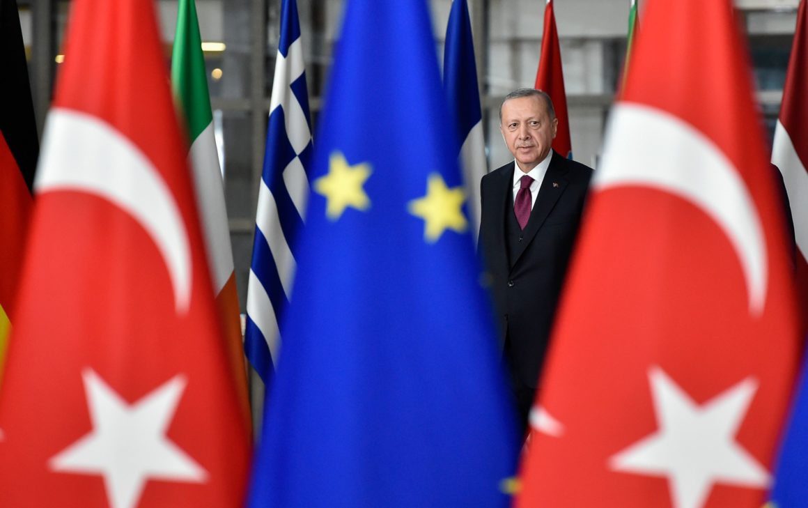 Erdogan under pressure: USA and EU come to rescue 1