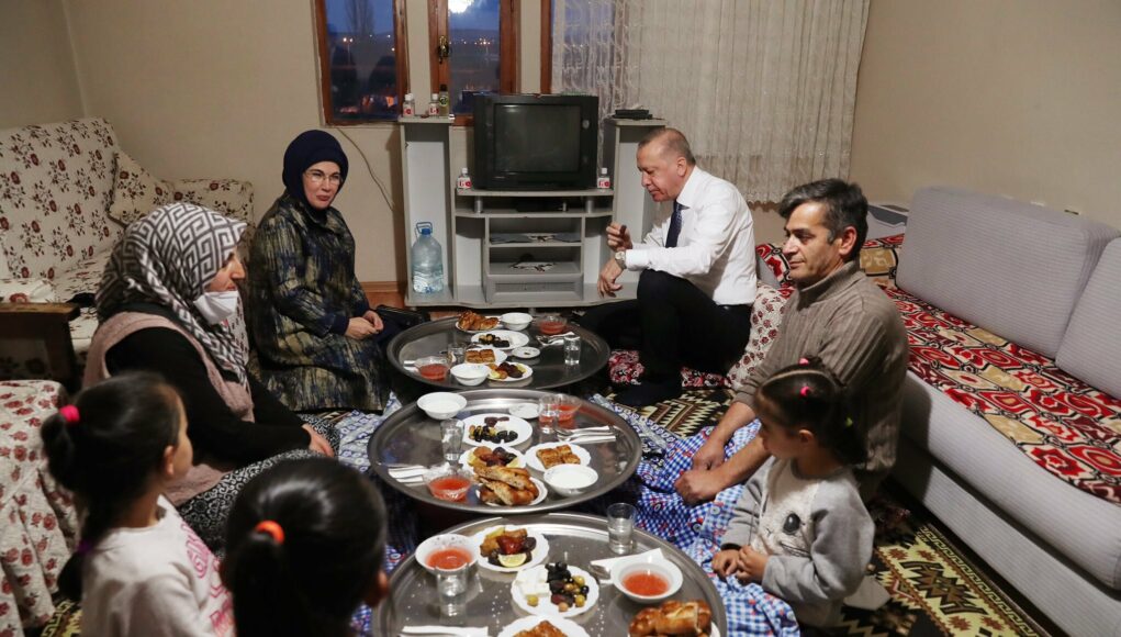 Erdoğan attends iftar dinner hosted by Turkish family in violation of COVID-19 rules 1