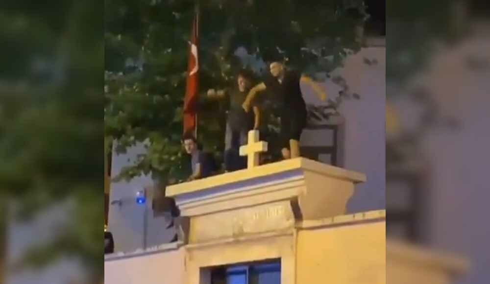 Turkish court acquits 3 who put on a show atop gate of Armenian church in İstanbul 1