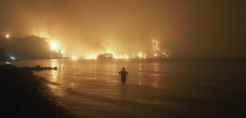 Grèce : de violents incendies continuent de ravager le pays, des milliers de personnes ont été évacuées