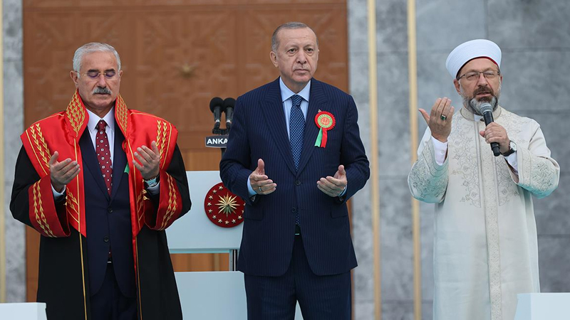 Pro-gov’t journalist tells Erdoğan to keep his hands off Islam 1