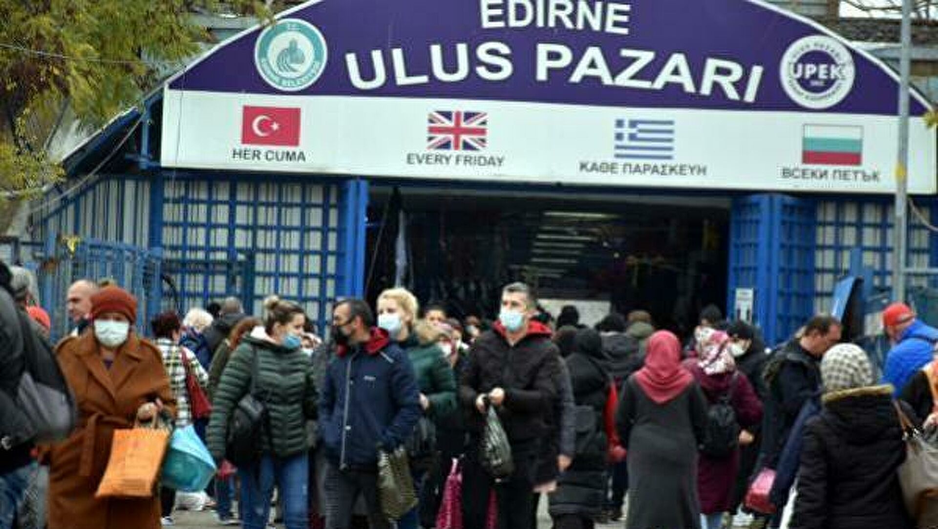 Depreciation of lira makes shopping in Turkey a bargain for neighbors 83