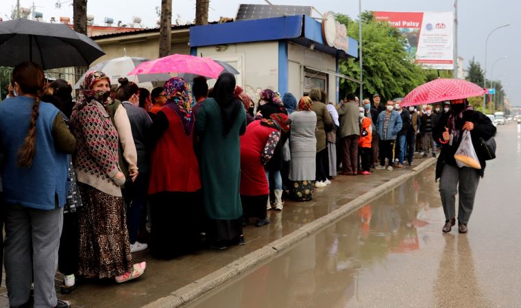 ‘People keep coming’: Crisis-hit Turks queue for bread 2