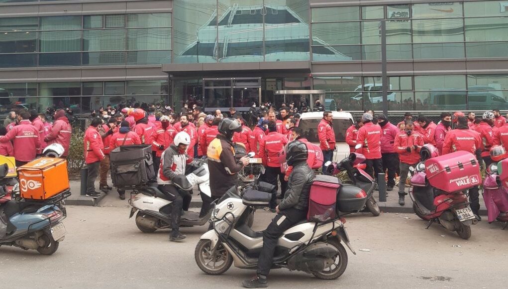 Delivery workers at Turkey’s popular e-commerce platforms stage protests for higher wages 1