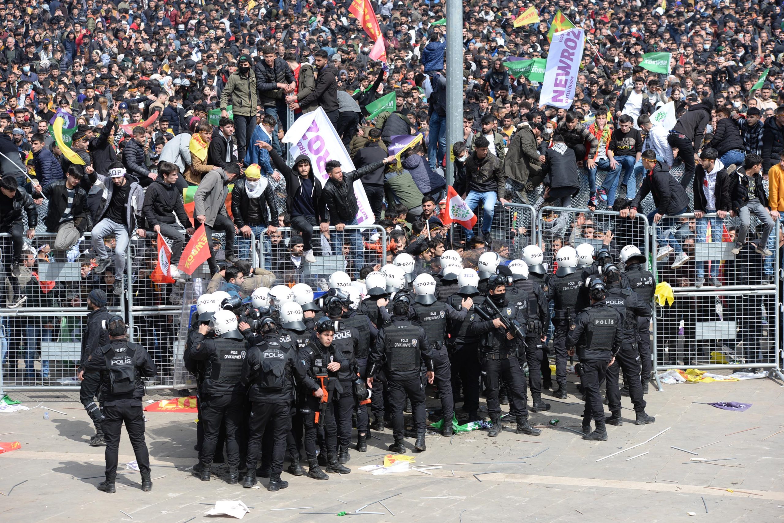 Turkish police use excessive force during Nevruz celebrations in Diyarbakir 1