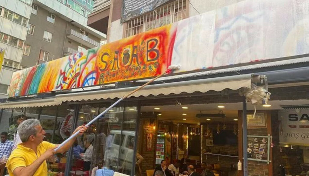 Turkish Police whitewash Somali restaurant sign in Ankara, claiming colors ‘used by terrorists’ 1