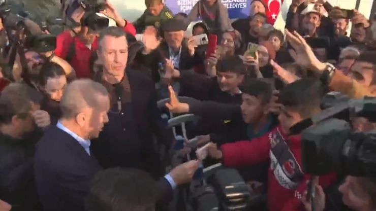 Erdogan criticized for cash handout to earthquake victims 1