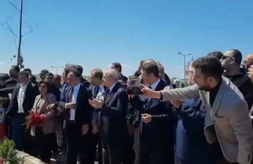 Kılıçdaroğlu verbally attacked during cemetery visit in quake-hit city