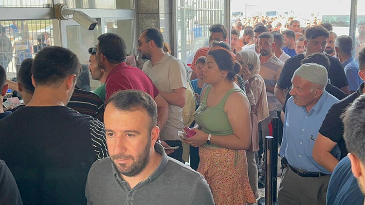 Turkish citizens form queues at border to register phones before midnight 1