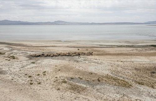 Recession continues in Turkey's largest lake